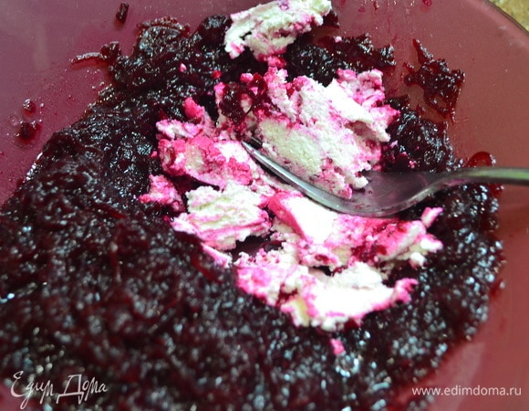 Свекла на мелкой терке, смешанная с творогом.