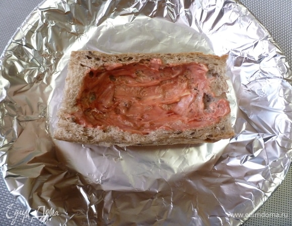 Смешать кетчуп, майонез и горчицу. Смазать изнутри хлебную основу.