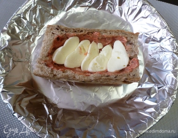 Моцареллу нарезать пластинками и выложить на дно.