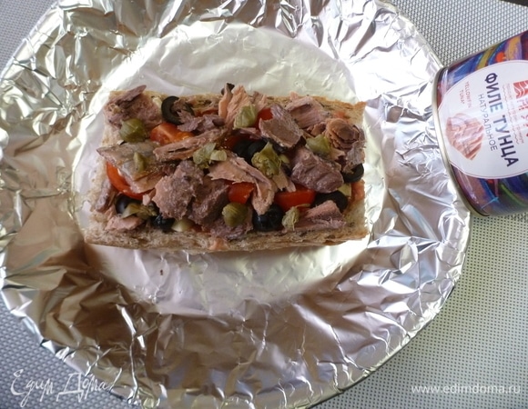 Сверху разложить кусочки тунца ТМ «Магуро» и нарубленные каперсы.