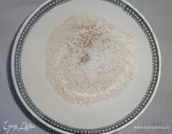 Соединить сухие компоненты теста: цельнозерновую муку, соль, кардамон, перемешать.