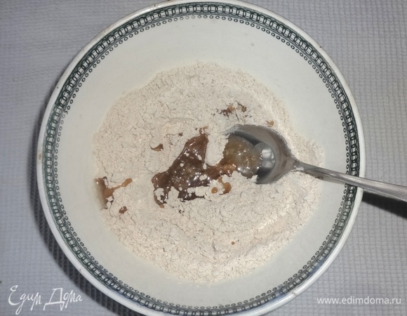 Постепенно влить в сухую смесь растительное масло и растереть в крошку.