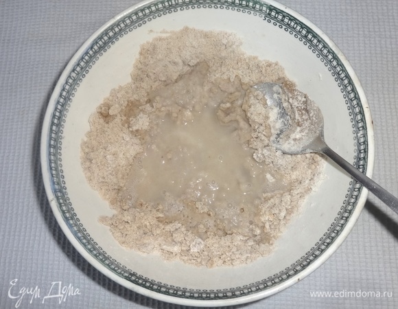 Воду подогреть и влить в масляно-мучную крошку, перемешать.