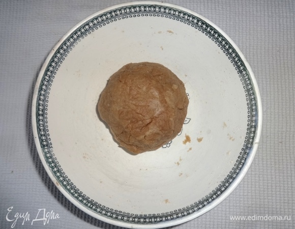 Замесить тесто, собрать в шар, накрыть чашку пленкой и дать постоять 20–30 минут.