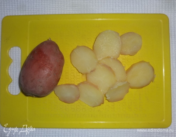 Для начинки картофель отварить в мундире до полуготовности. Картофель почистить и нарезать тонкими кружками.