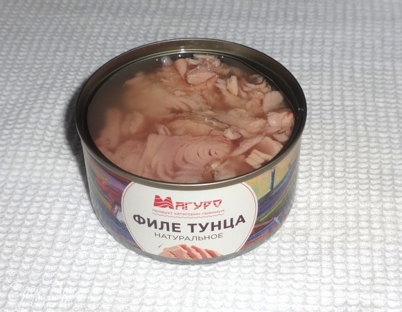 Открыть банку с консервированным тунцом ТМ «Магуро». Жидкость слить.
