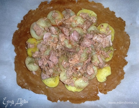 Положить слой консервированного тунца, посыпать тимьяном.