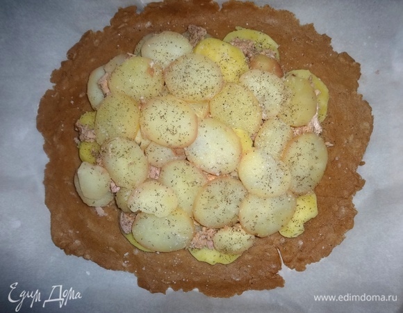 Далее — опять слой картофеля, посолить, поперчить.