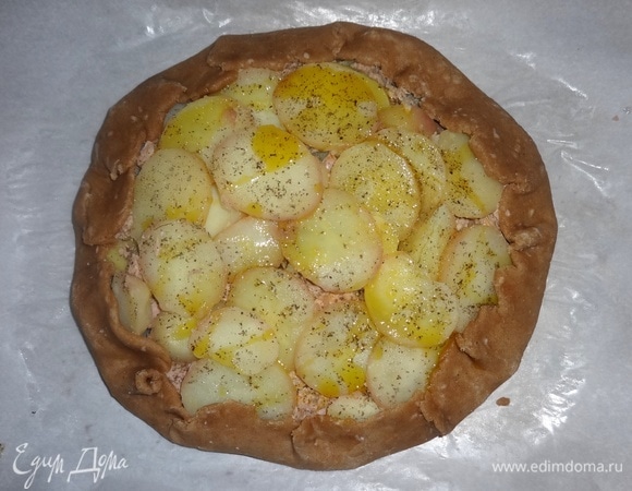 Оставшиеся края теста загнуть на начинку. Полить начинку горчичным маслом. Поставить галету в духовку, разогретую до 180°C, на 35–40 минут.