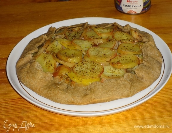 Переложить галету на блюдо.