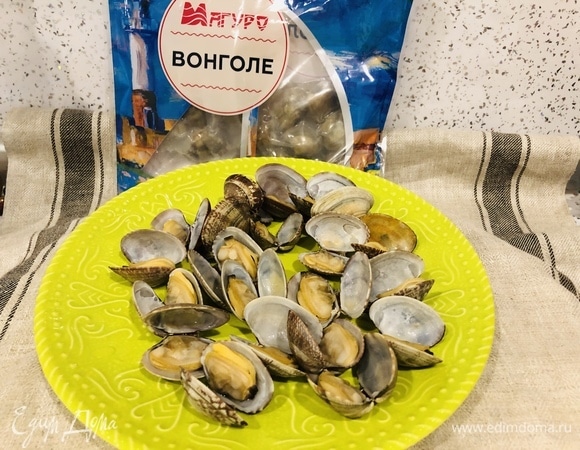 Варим их под крышкой пару минут. Вонголе раскроются, а те что не раскрылись выбрасываем. Выкладываем вонголе, а их бульон надо процедить, чтобы осколки на осталось.