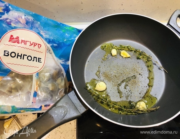 Далее в чистой сковороде жарим на оливковом масле пару минут две веточки розмарина, тимьян, раздавленный чеснок, сухой базилик. Затем их вынимаем и выбрасываем.