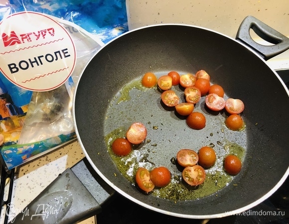 Добавляем помидоры черри, разрезанные пополам и томим их под крышкой, чтобы немного загустело.