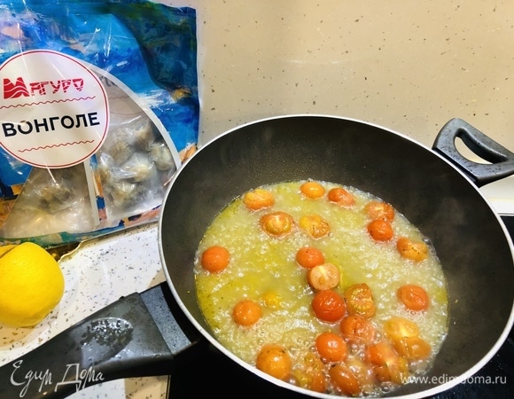 Выливаем к ним процеженный бульон вонголе. Томим их 3 минуты.