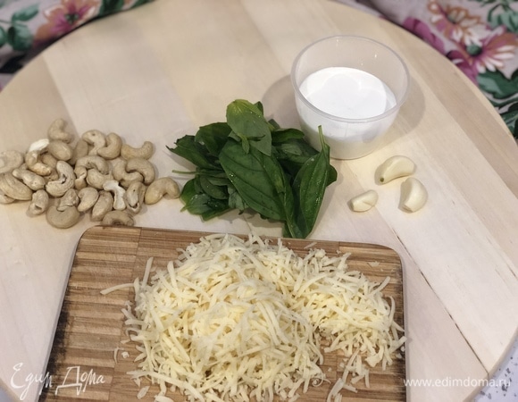 Готовим соус к пасте. Бросаю в блендер пучок базилика, горсть орешков кешью, пару зубчиков чеснока, немного оливкового масла, горсть натертого пармезана и немного 20% сливок, измельчаю!