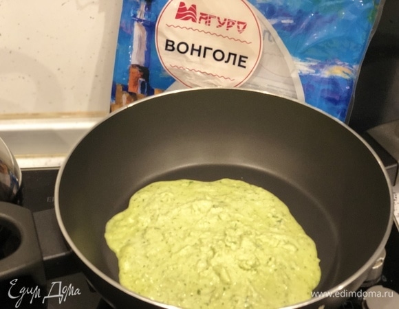 Затем выливаю эту смесь на сковородку и грею, но не кипячу!