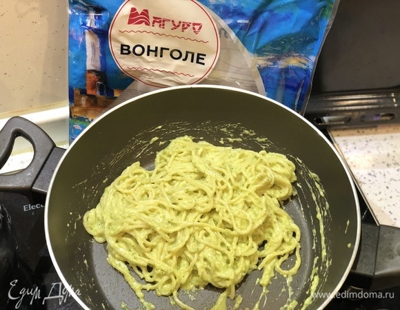 Затем выкладываю к нему сваренную пасту, хорошо перемешиваю и снимаю с плиты.