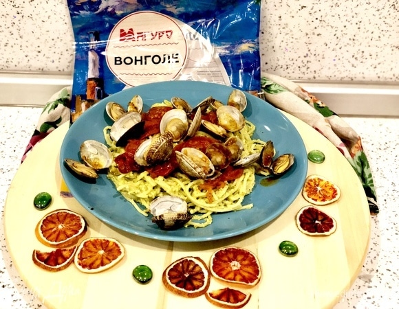 Выкладываем пасту на тарелку и добавляем вонголе. Приятного аппетита!