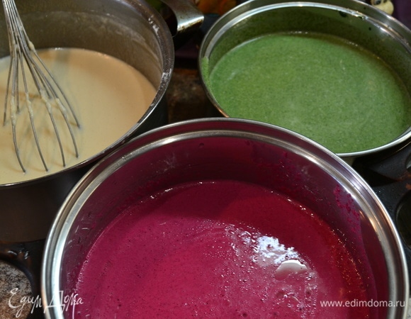 У нас готово три вида теста, и никакой химии и красителей! Для начинки соединим творог и бананы, сахар по вкусу.