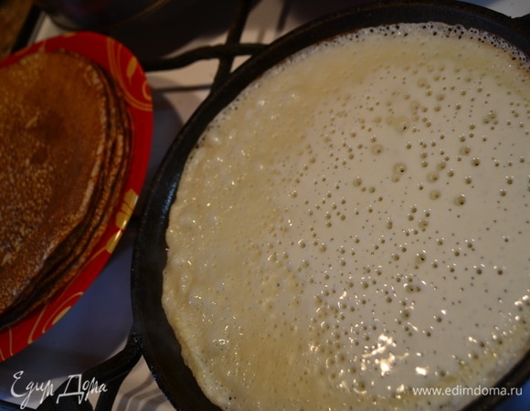 Жарим светлые блины с 2-х сторон.