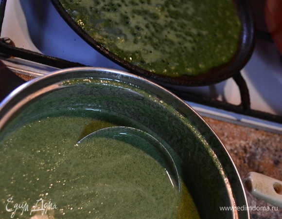 Зеленые блинчики жарим с одной стороны.