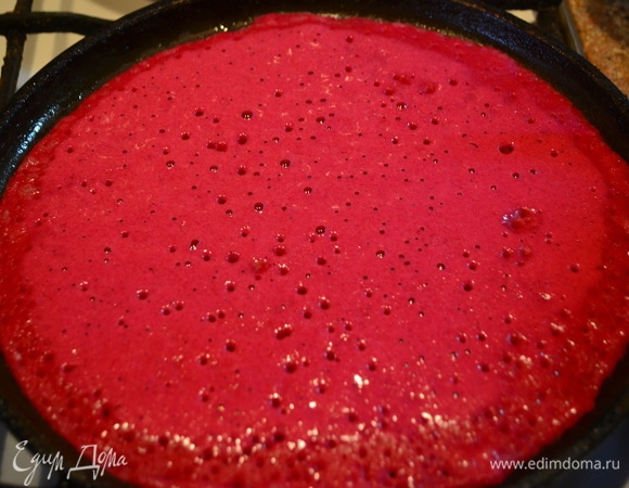 Красные блинчики жарим с одной стороны.