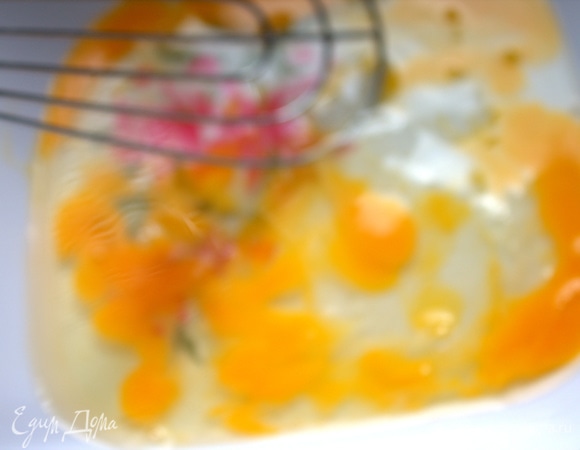 Взбить яйцо с сахаром и солью.