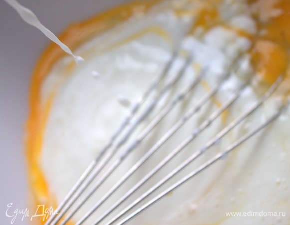 Влить мацони или кефир.