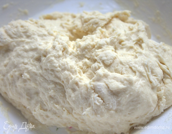 Тесто не должно быть крутым. Чем нежнее, тем вкуснее выпечка. Даем отдохнуть тесту 30–40 минут.