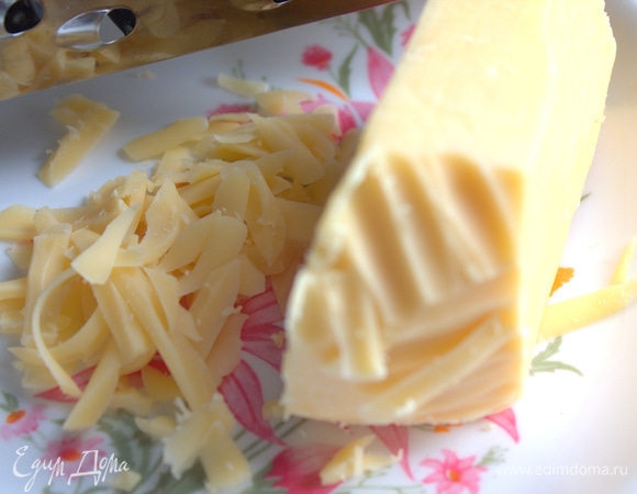 Для начинки натереть сыр.