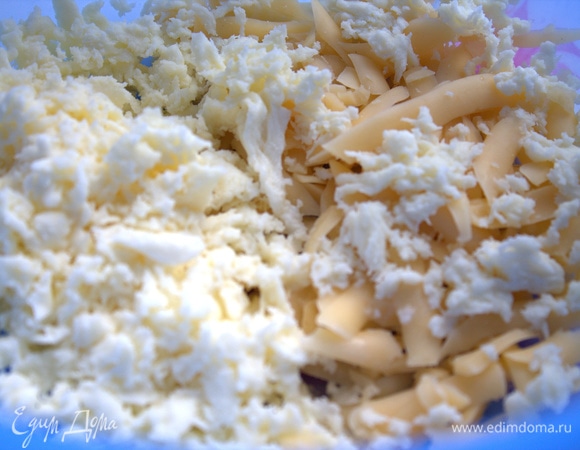 Я натерла еще шарик моцареллы.