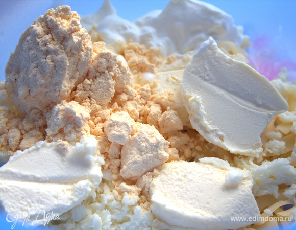 Добавить мягкое масло и яйцо. Я заменила яйцо яичным порошком (1 ст. л.)