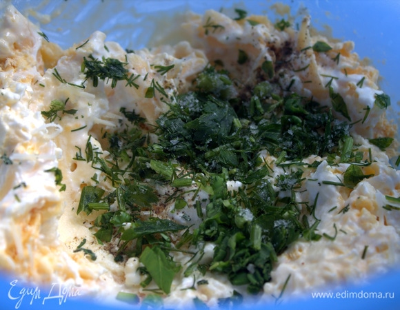 Добавить зелень. У меня петрушка с укропом и базилик, парочка листиков.