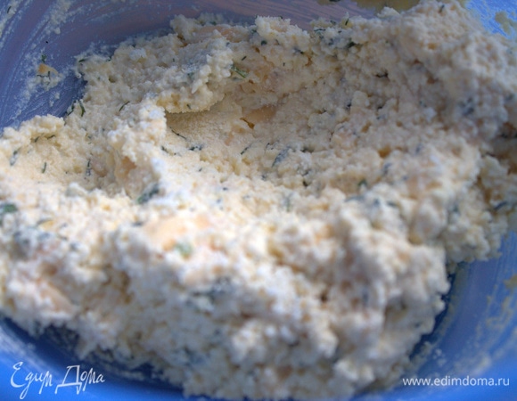 Смешать начинку. У меня еще немного творога.