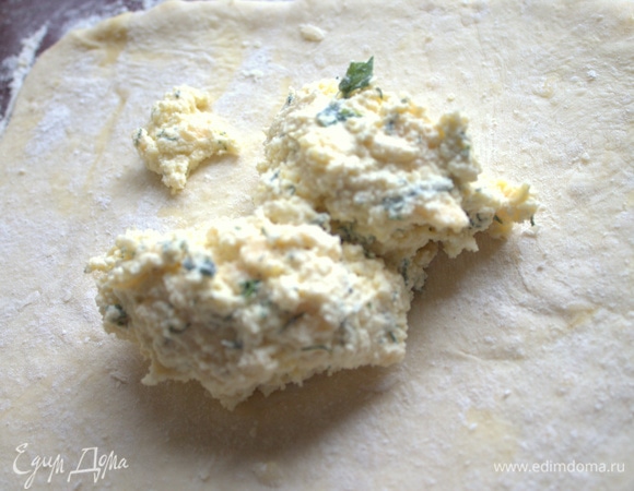 В центр квадрата положить начинку. В моем случае — половину.