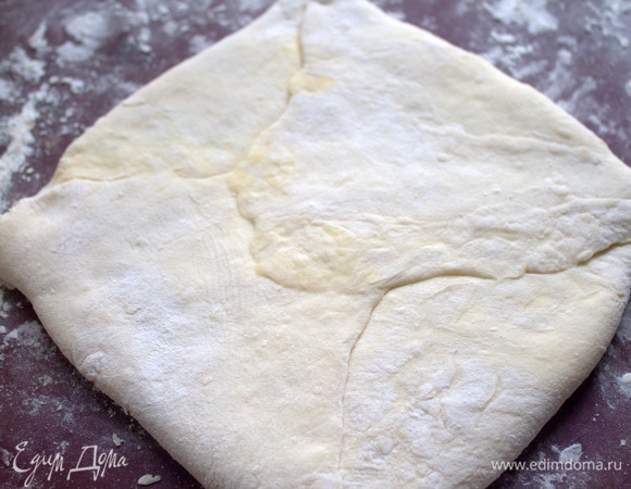 Слегка раскатать.