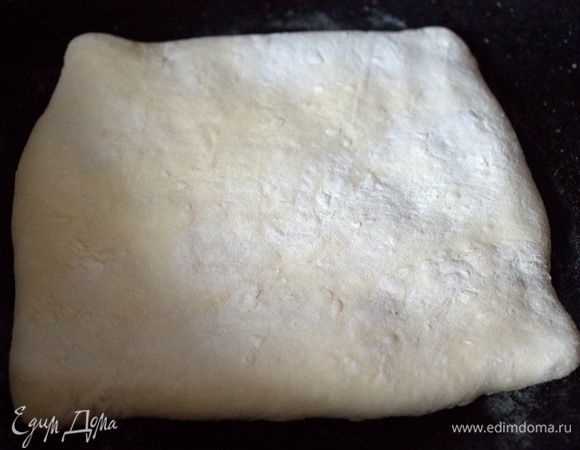 Раскалить сковороду. Перенести лепешку на огонь. Я запекала в воке.