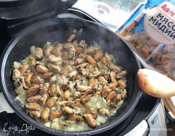 Добавляем к луку мясо мидий ТМ «Магуро» и даем соку выпариться.