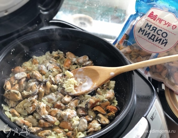 Выдавливаем в сковороду чеснок, соль. Перемешиваем.