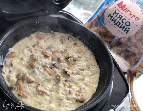 Добавляем сливки. Под крышкой тушим 10 минут.