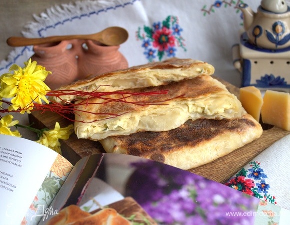 В разломе видна слоистость теста.