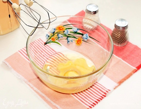 Яйца посолить, поперчить и взбивать миксером.