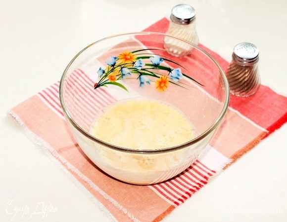 Когда масса станет пышной, влить молоко и еще немного взбить.