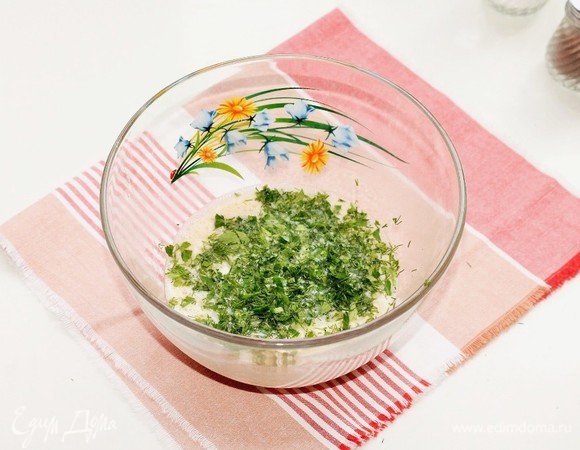 Шнитт-лук (у меня репчатый лук) и большую часть петрушки мелко нарезать, добавить к взбитым яйцам и все перемешать.