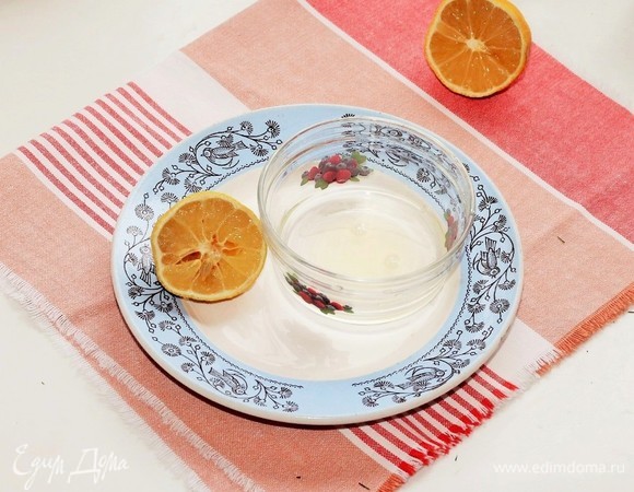 Из четвертинки лимона выжать сок.