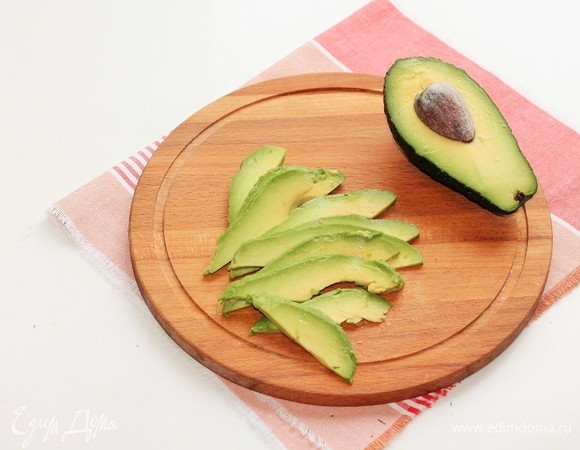Авокадо почистить, нарезать тонкими полосками и сбрызнуть лимонным соком.