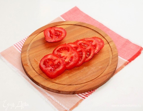 Помидор тонко нарезать.