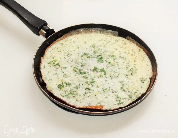 Разогреть в сковороде 1 ч. л. сливочного и 1 ч. л. оливкового масла. Вылить половину яичной массы на сковороду и равномерно распределить. Как только края схватятся, накрыть крышкой и убавить огонь. В другой сковороде разогреть оставшиеся сливочное и оливковое масла, вылить вторую половину яичной массы и готовить так же, как и первый омлет.