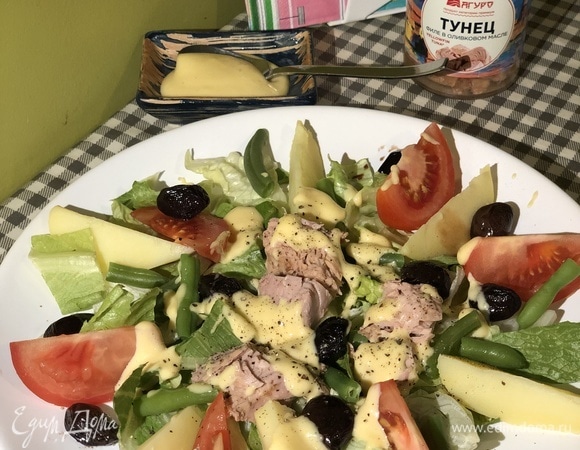 На тарелку выложить листья салата (у меня радиччо, романо и айсберг), дольки картофеля и помидора, фасоль, оливки, тунец. Заправить домашним майонезом и свежемолотым перцем.