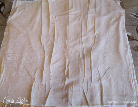 Для начала нам нужно разморозить тесто фило согласно инструкции на упаковке, то есть оставить на 2 часа в упаковке при комнатной температуре.